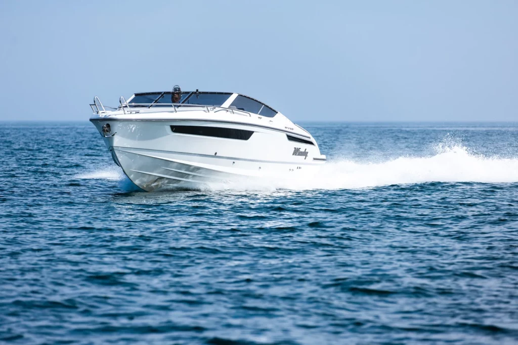 Windy Huracan sportscruiser på vannet